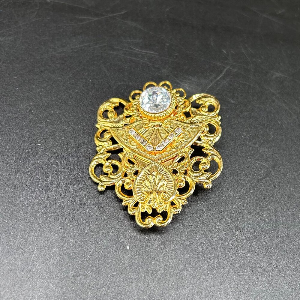 Vintage 1999 AOL Jane Gold Tone Pin Brooch Tidings Of Love 'Peace' Signed